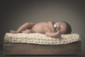 thomas paulet photographe naissance famille 10 jours bébé pied noir et blanc regard